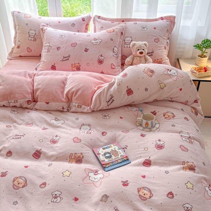 91家纺网 家纺一手货源 找家纺 妖妖家纺 2025新款高克重200克牛奶绒印花四件套 萌宠故事会