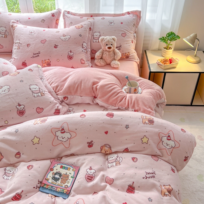 91家纺网 家纺一手货源 找家纺 妖妖家纺 2025新款高克重200克牛奶绒印花四件套 萌宠故事会