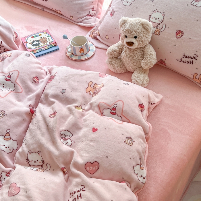 91家纺网 家纺一手货源 找家纺 妖妖家纺 2025新款高克重200克牛奶绒印花四件套 萌宠故事会