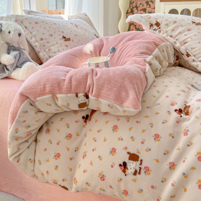 91家纺网 家纺一手货源 找家纺 妖妖家纺 2025新款高克重200克牛奶绒印花四件套 萌宠花笺