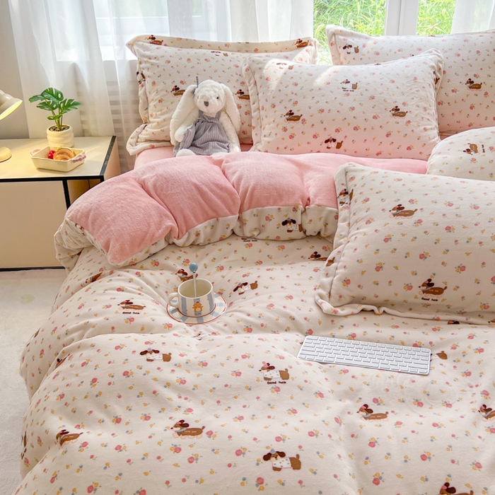 91家纺网 家纺一手货源 找家纺 妖妖家纺 2025新款高克重200克牛奶绒印花四件套 萌宠花笺