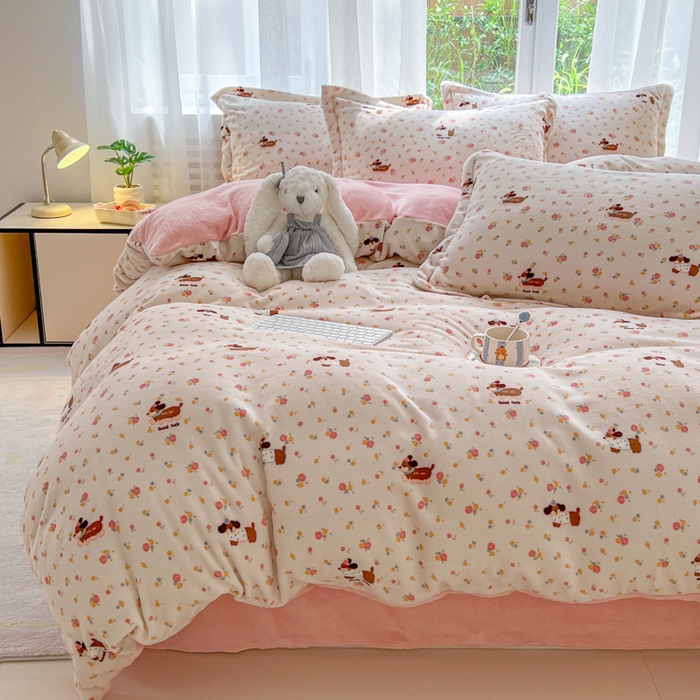 91家纺网 家纺一手货源 找家纺 妖妖家纺 2025新款高克重200克牛奶绒印花四件套 萌宠花笺