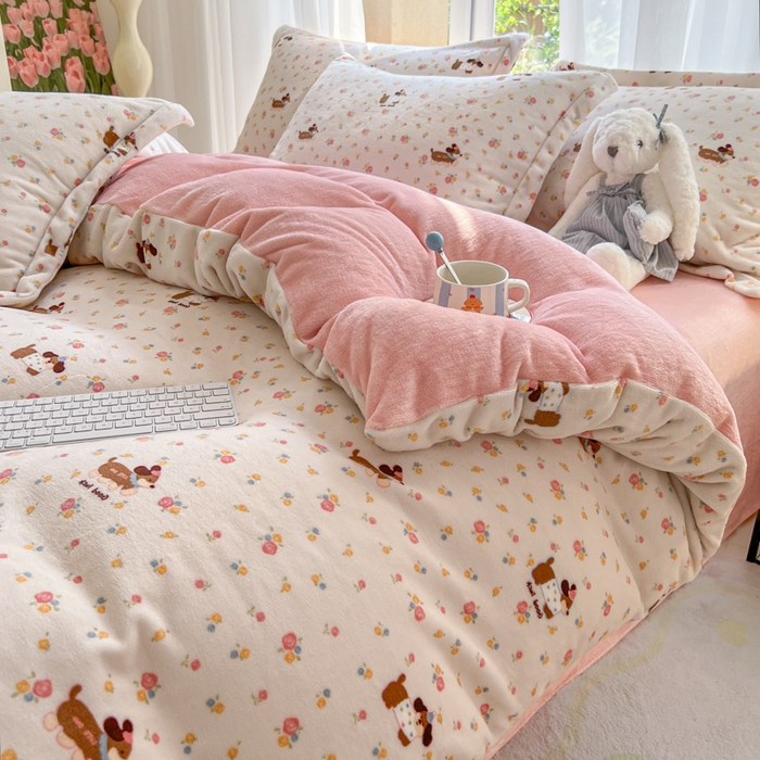 91家纺网 家纺一手货源 找家纺 妖妖家纺 2025新款高克重200克牛奶绒印花四件套 萌宠花笺