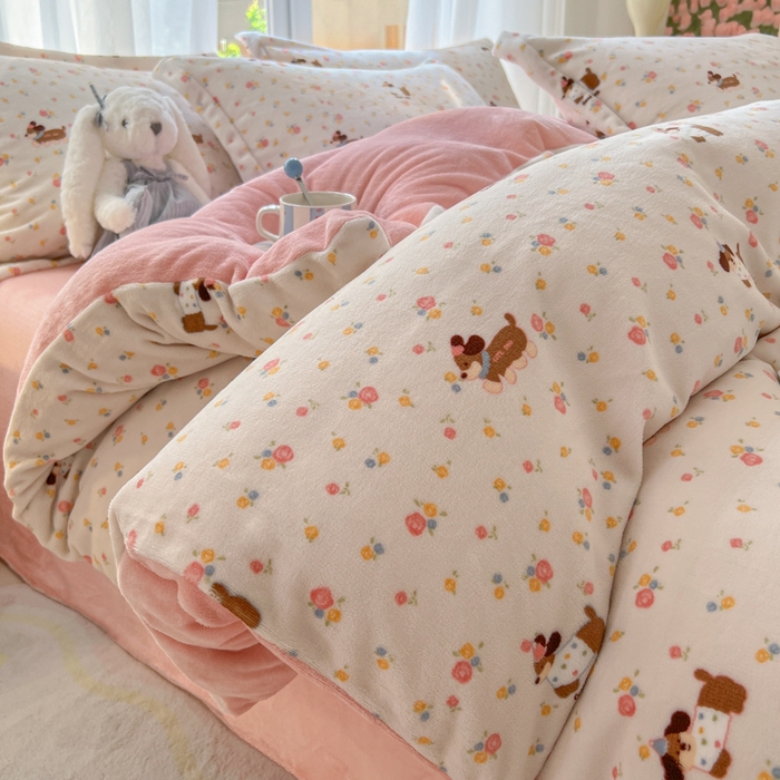 91家纺网 家纺一手货源 找家纺 妖妖家纺 2025新款高克重200克牛奶绒印花四件套 萌宠花笺