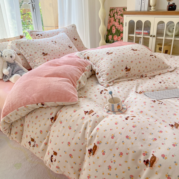 91家纺网 家纺一手货源 找家纺 妖妖家纺 2025新款高克重200克牛奶绒印花四件套 萌宠花笺