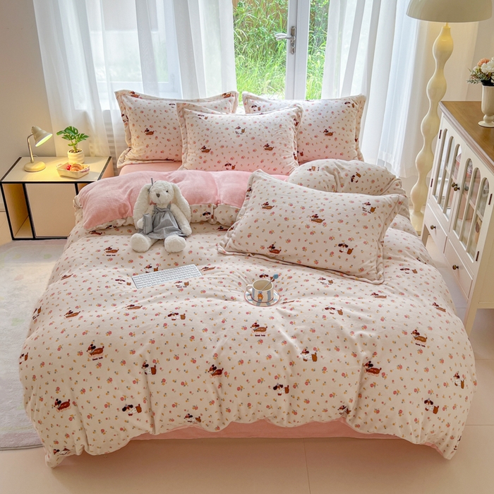 91家纺网 家纺一手货源 找家纺 妖妖家纺 2025新款高克重200克牛奶绒印花四件套 萌宠花笺