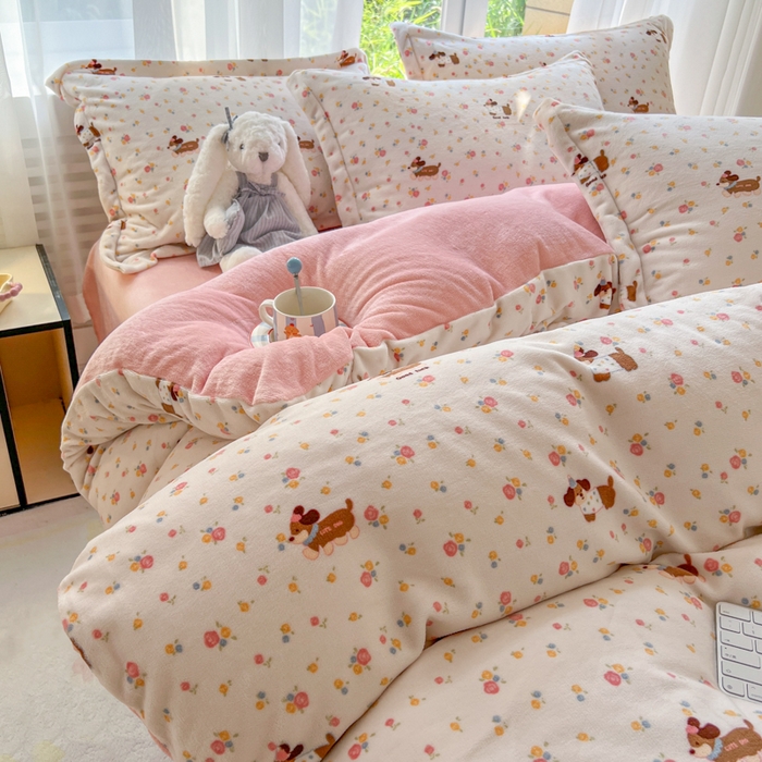 91家纺网 家纺一手货源 找家纺 妖妖家纺 2025新款高克重200克牛奶绒印花四件套 萌宠花笺