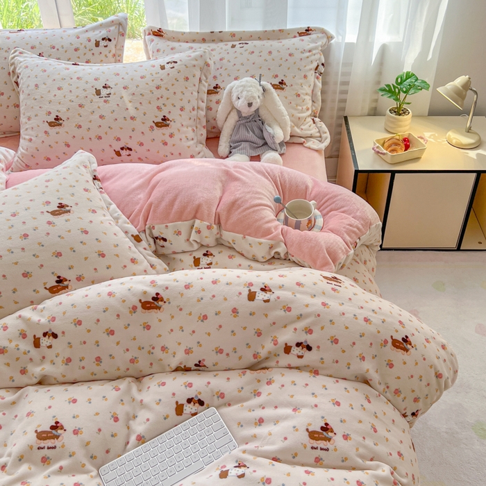 91家纺网 家纺一手货源 找家纺 妖妖家纺 2025新款高克重200克牛奶绒印花四件套 萌宠花笺