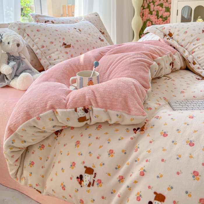 91家纺网 家纺一手货源 找家纺 妖妖家纺 2025新款高克重200克牛奶绒印花四件套 萌宠花笺