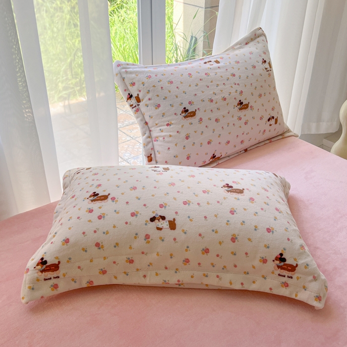 91家纺网 家纺一手货源 找家纺 妖妖家纺 2025新款高克重200克牛奶绒印花四件套 萌宠花笺