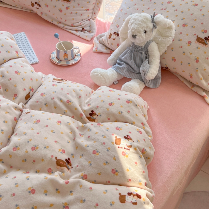 91家纺网 家纺一手货源 找家纺 妖妖家纺 2025新款高克重200克牛奶绒印花四件套 萌宠花笺