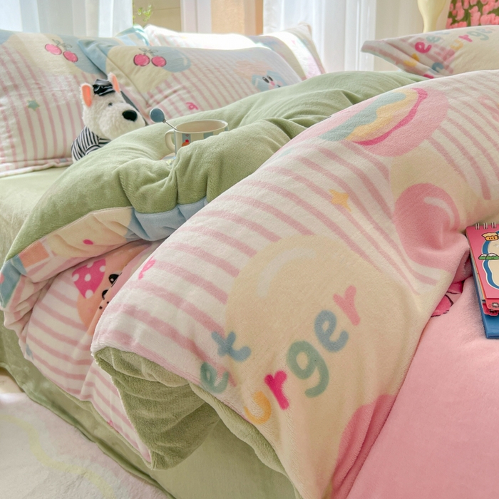 91家纺网 家纺一手货源 找家纺 妖妖家纺 2025新款高克重200克牛奶绒印花四件套 萌瞳汉堡