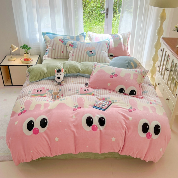 91家纺网 家纺一手货源 找家纺 妖妖家纺 2025新款高克重200克牛奶绒印花四件套 萌瞳汉堡