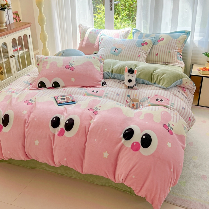 91家纺网 家纺一手货源 找家纺 妖妖家纺 2025新款高克重200克牛奶绒印花四件套 萌瞳汉堡