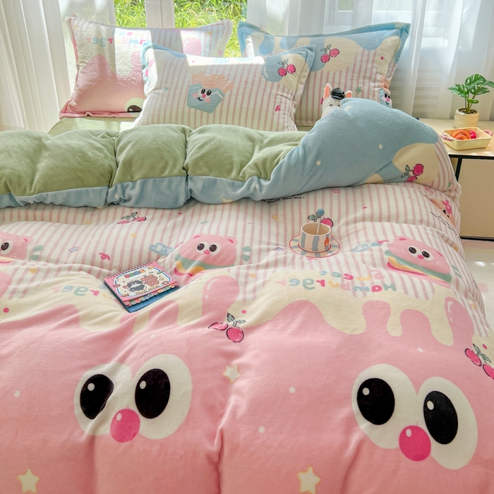 91家纺网 家纺一手货源 找家纺 妖妖家纺 2025新款高克重200克牛奶绒印花四件套 萌瞳汉堡