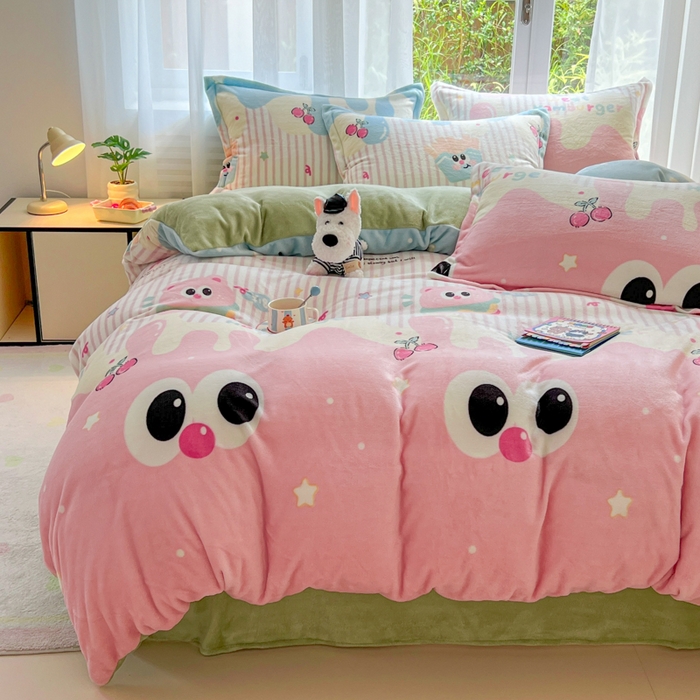 91家纺网 家纺一手货源 找家纺 妖妖家纺 2025新款高克重200克牛奶绒印花四件套 萌瞳汉堡