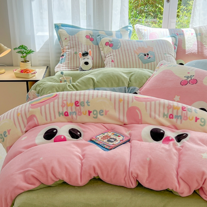 91家纺网 家纺一手货源 找家纺 妖妖家纺 2025新款高克重200克牛奶绒印花四件套 萌瞳汉堡