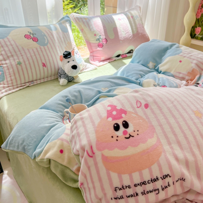 91家纺网 家纺一手货源 找家纺 妖妖家纺 2025新款高克重200克牛奶绒印花四件套 萌瞳汉堡