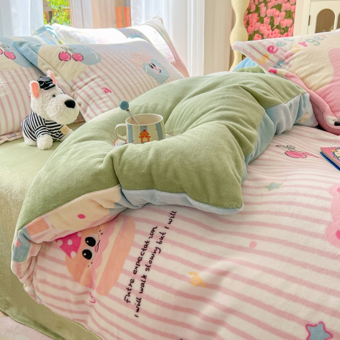 91家纺网 家纺一手货源 找家纺 妖妖家纺 2025新款高克重200克牛奶绒印花四件套 萌瞳汉堡