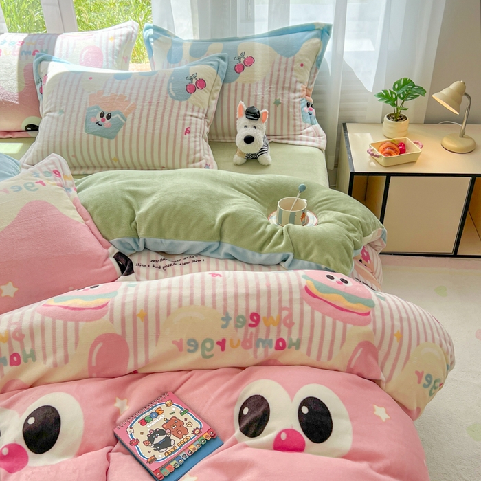 91家纺网 家纺一手货源 找家纺 妖妖家纺 2025新款高克重200克牛奶绒印花四件套 萌瞳汉堡