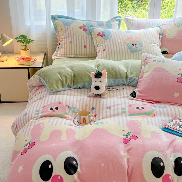 91家纺网 家纺一手货源 找家纺 妖妖家纺 2025新款高克重200克牛奶绒印花四件套 萌瞳汉堡