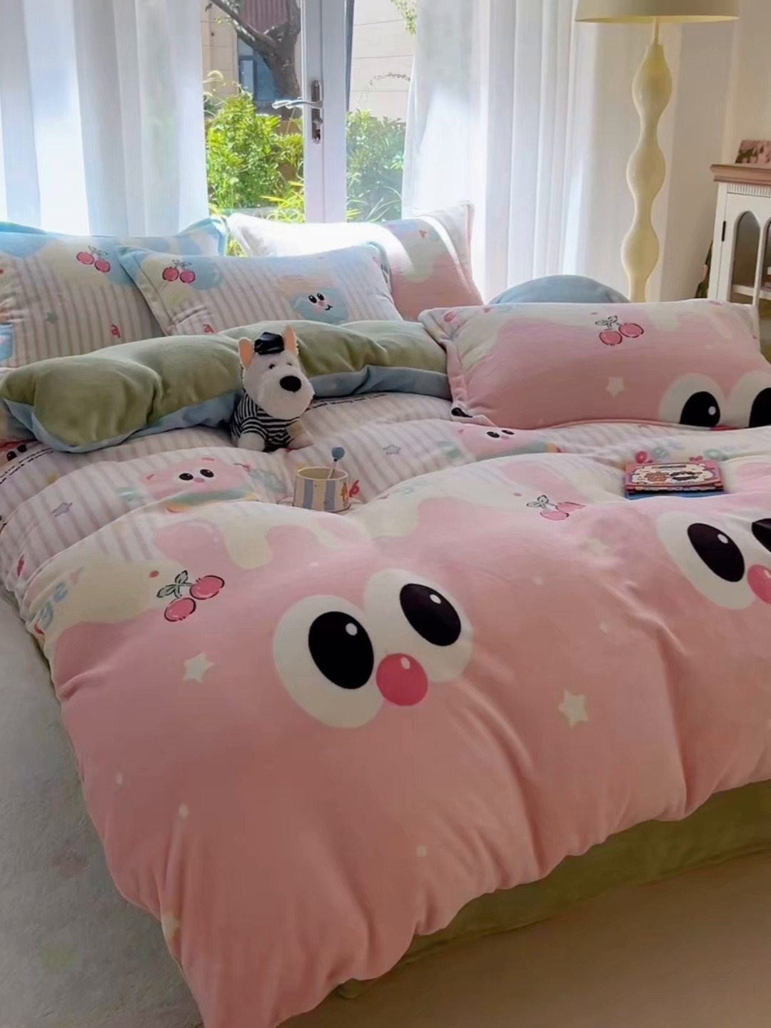 91家纺网 家纺一手货源 找家纺 妖妖家纺 2025新款高克重200克牛奶绒印花四件套 萌瞳汉堡