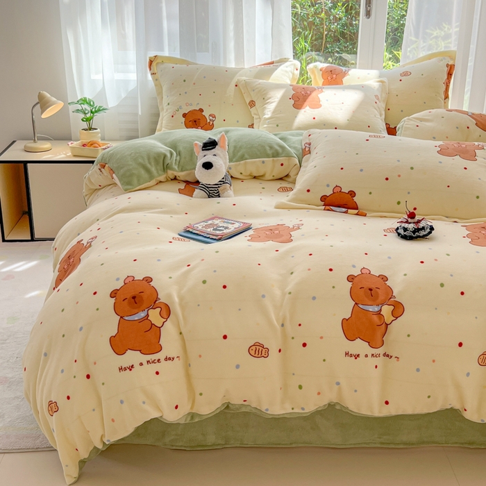 91家纺网 家纺一手货源 找家纺 妖妖家纺 2025新款高克重200克牛奶绒印花四件套 俏皮水豚