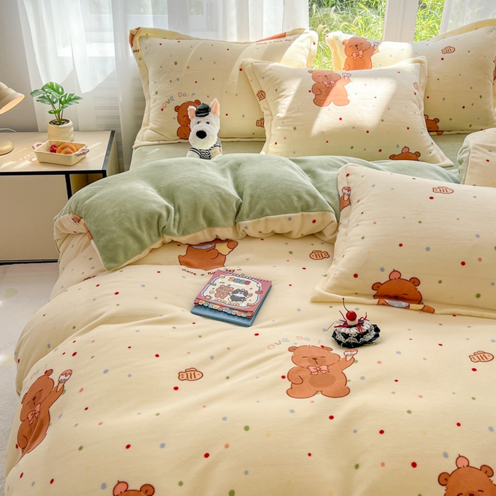 91家纺网 家纺一手货源 找家纺 妖妖家纺 2025新款高克重200克牛奶绒印花四件套 俏皮水豚