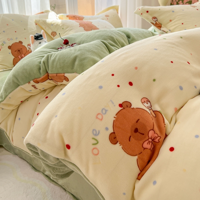 91家纺网 家纺一手货源 找家纺 妖妖家纺 2025新款高克重200克牛奶绒印花四件套 俏皮水豚