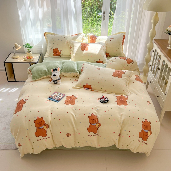 91家纺网 家纺一手货源 找家纺 妖妖家纺 2025新款高克重200克牛奶绒印花四件套 俏皮水豚