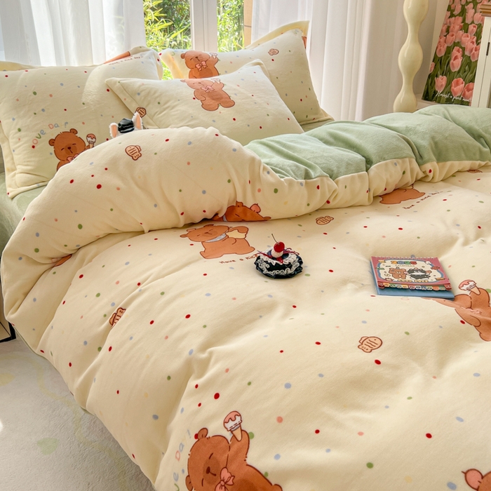 91家纺网 家纺一手货源 找家纺 妖妖家纺 2025新款高克重200克牛奶绒印花四件套 俏皮水豚