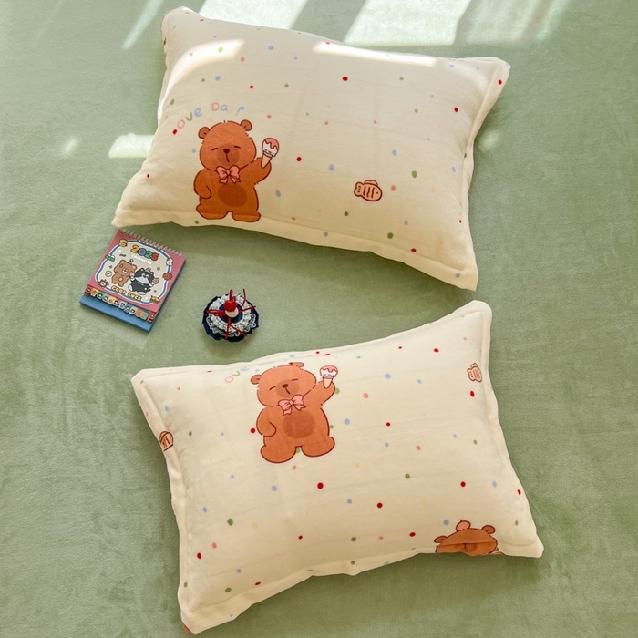 91家纺网 家纺一手货源 找家纺 妖妖家纺 2025新款高克重200克牛奶绒印花四件套 俏皮水豚