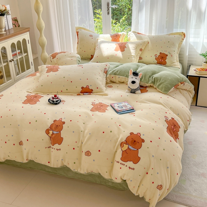 91家纺网 家纺一手货源 找家纺 妖妖家纺 2025新款高克重200克牛奶绒印花四件套 俏皮水豚