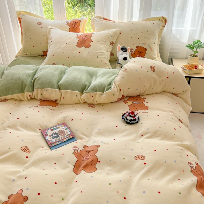 91家纺网 家纺一手货源 找家纺 妖妖家纺 2025新款高克重200克牛奶绒印花四件套 俏皮水豚