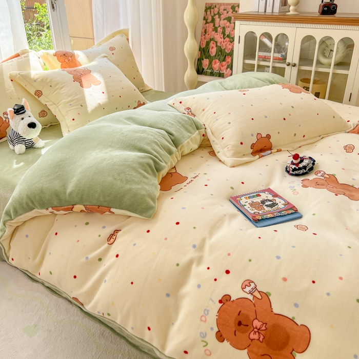 91家纺网 家纺一手货源 找家纺 妖妖家纺 2025新款高克重200克牛奶绒印花四件套 俏皮水豚