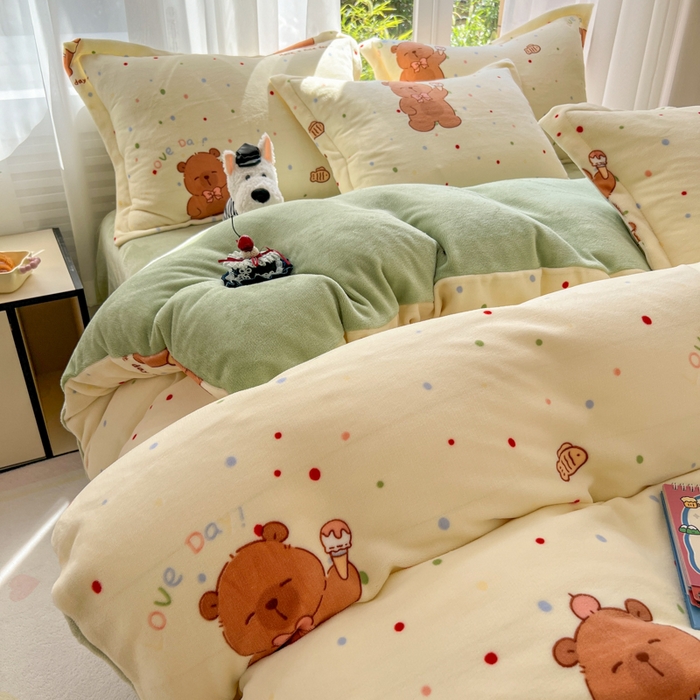 91家纺网 家纺一手货源 找家纺 妖妖家纺 2025新款高克重200克牛奶绒印花四件套 俏皮水豚