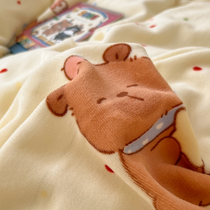 91家纺网 家纺一手货源 找家纺 妖妖家纺 2025新款高克重200克牛奶绒印花四件套 俏皮水豚