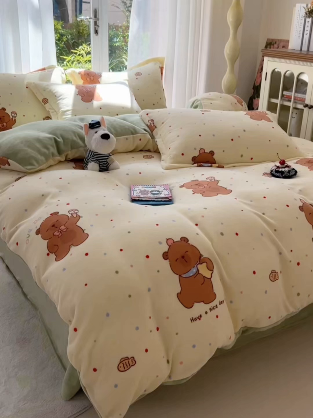 91家纺网 家纺一手货源 找家纺 妖妖家纺 2025新款高克重200克牛奶绒印花四件套 俏皮水豚