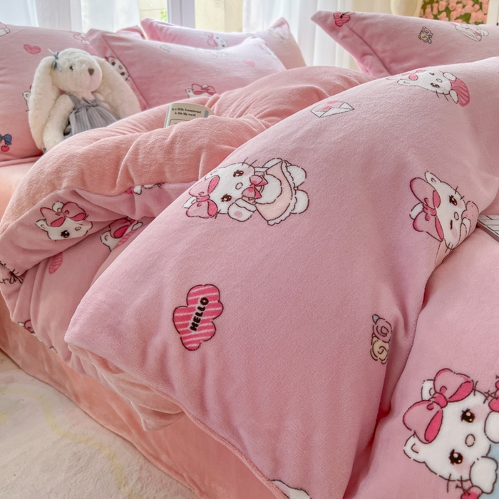 91家纺网 家纺一手货源 找家纺 妖妖家纺 2025新款高克重200克牛奶绒印花四件套 绒绒小猫