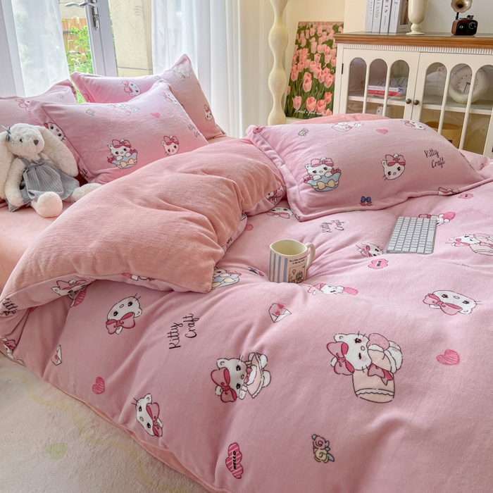 91家纺网 家纺一手货源 找家纺 妖妖家纺 2025新款高克重200克牛奶绒印花四件套 绒绒小猫