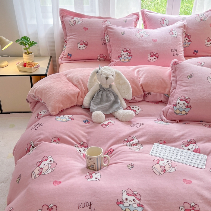 91家纺网 家纺一手货源 找家纺 妖妖家纺 2025新款高克重200克牛奶绒印花四件套 绒绒小猫