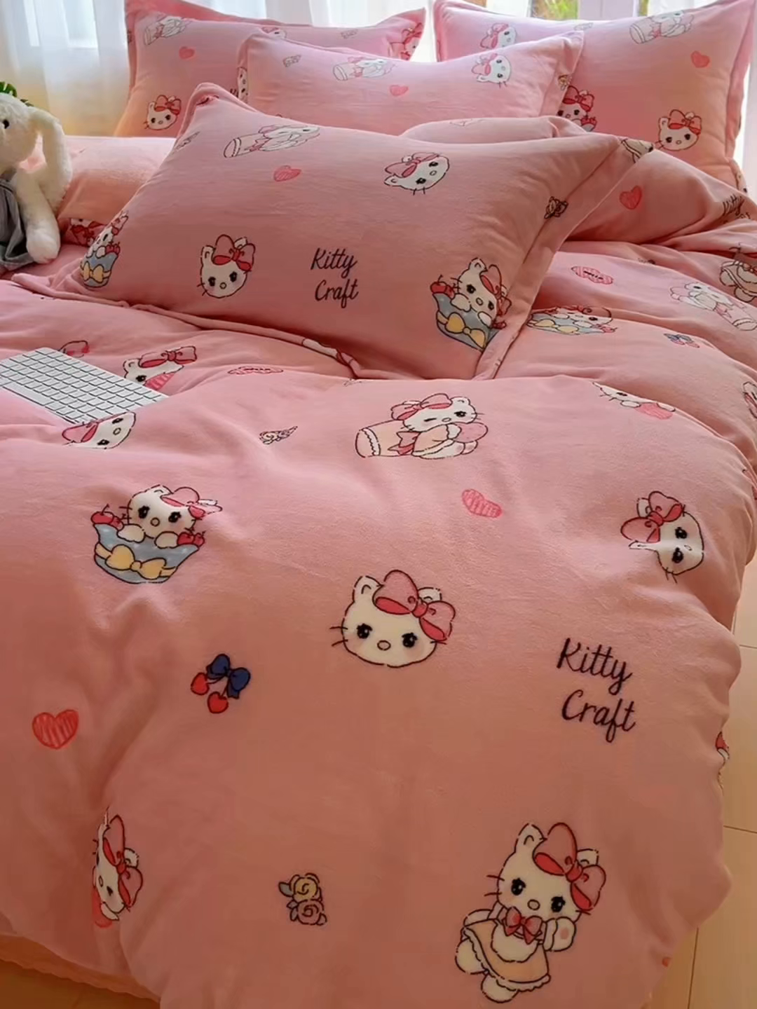 91家纺网 家纺一手货源 找家纺 妖妖家纺 2025新款高克重200克牛奶绒印花四件套 绒绒小猫