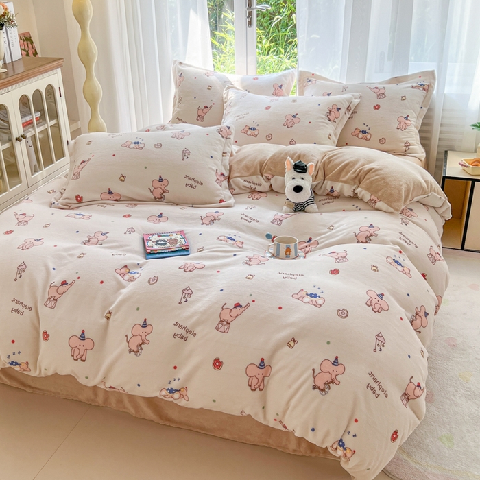 91家纺网 家纺一手货源 找家纺 妖妖家纺 2025新款高克重200克牛奶绒印花四件套 软鼻象宝