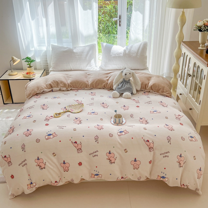 91家纺网 家纺一手货源 找家纺 妖妖家纺 2025新款高克重200克牛奶绒印花四件套 软鼻象宝