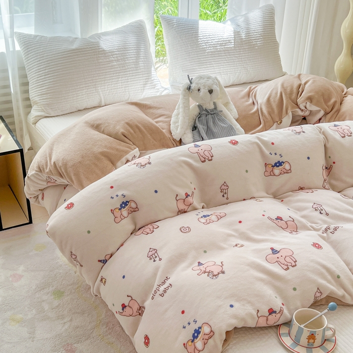 91家纺网 家纺一手货源 找家纺 妖妖家纺 2025新款高克重200克牛奶绒印花四件套 软鼻象宝