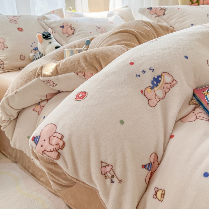 91家纺网 家纺一手货源 找家纺 妖妖家纺 2025新款高克重200克牛奶绒印花四件套 软鼻象宝