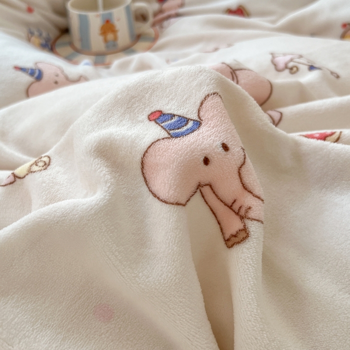 91家纺网 家纺一手货源 找家纺 妖妖家纺 2025新款高克重200克牛奶绒印花四件套 软鼻象宝