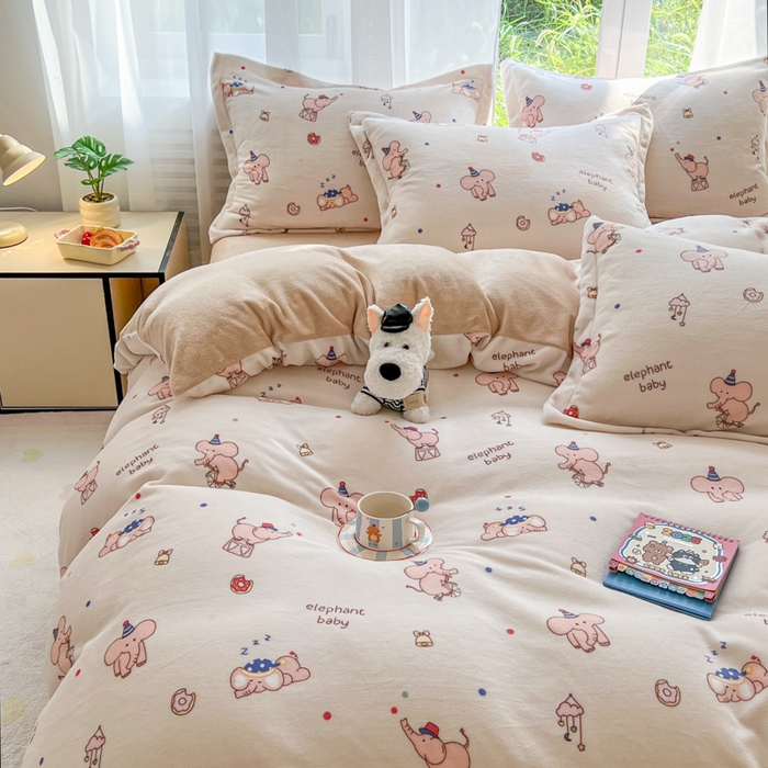 91家纺网 家纺一手货源 找家纺 妖妖家纺 2025新款高克重200克牛奶绒印花四件套 软鼻象宝