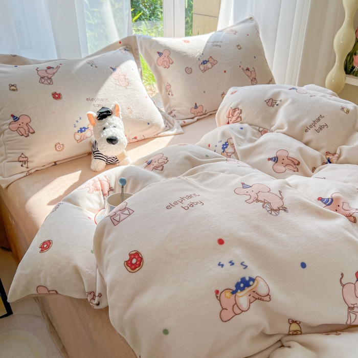 91家纺网 家纺一手货源 找家纺 妖妖家纺 2025新款高克重200克牛奶绒印花四件套 软鼻象宝