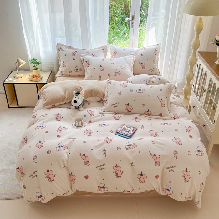 91家纺网 家纺一手货源 找家纺 妖妖家纺 2025新款高克重200克牛奶绒印花四件套 软鼻象宝